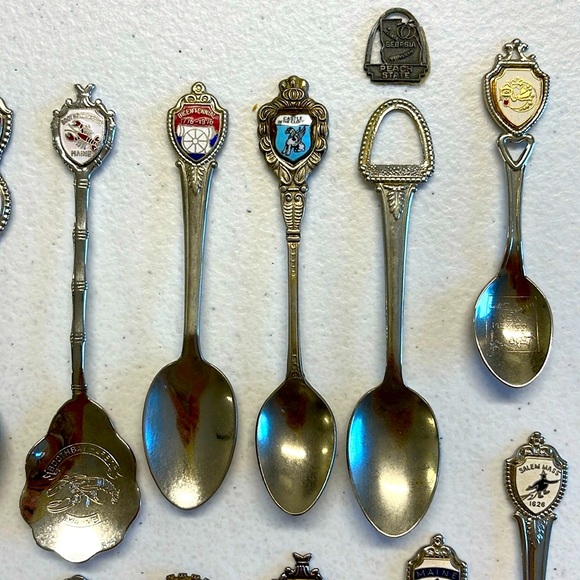Lot of 17 Souvenir Spoons - Picture 3 of 7
